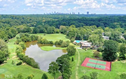 66 Montre Sq, Atlanta GA  30327-4043 exterior