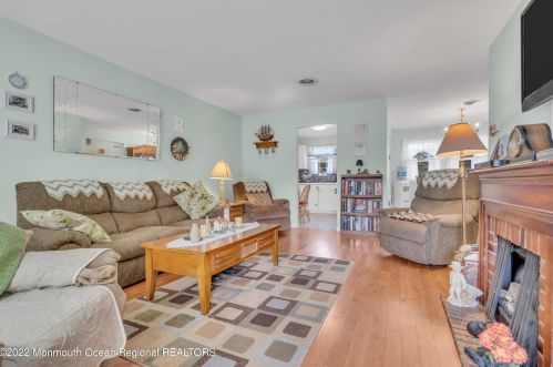 2 Caribou Dr, Lakehurst, NJ 08759-2305