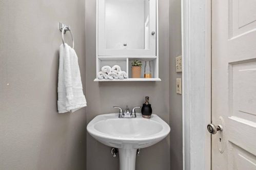 1901 David St, Austin TX  78705-4666 exterior