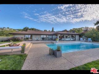 3235 Steven Dr, Van Nuys, CA 91436-4225