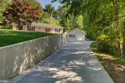 617 Rome Beauty Dr, Linden, VA 22642-6439