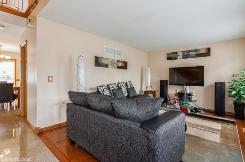 619 Tacoma Dr, Carol Stream, IL 60188-9281