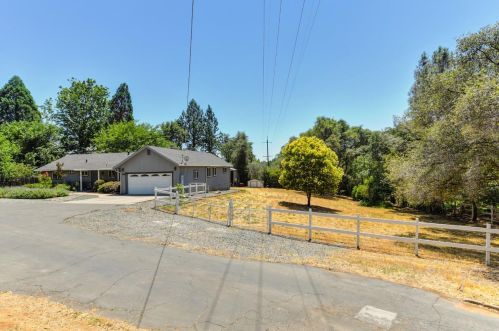 221 Mulberry Ln, Auburn, CA 95603-3658