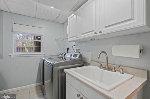 10121 Schoolhouse Woods Ct, Springfield VA  22015-2725 exterior