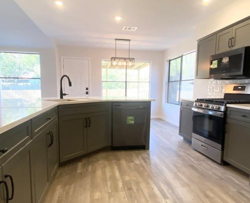 3838 Arrow Dr, Austin TX  78749-3916 exterior