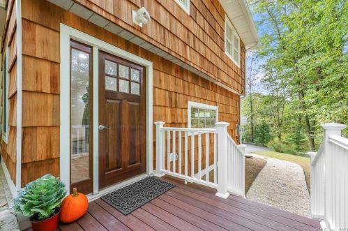 16 Red Oak Ln, Norwalk, CT 06850-1714