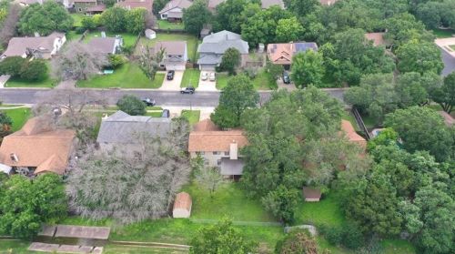 8905 Bridgewood Trl, Austin TX  78729-3612 exterior