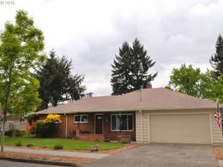 658 12th Ave, Beaverton OR  97123-4621 exterior