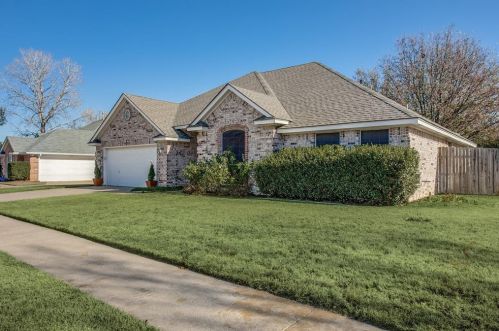 7328 Oak Ridge Dr, Fort Worth, TX 76182-3438