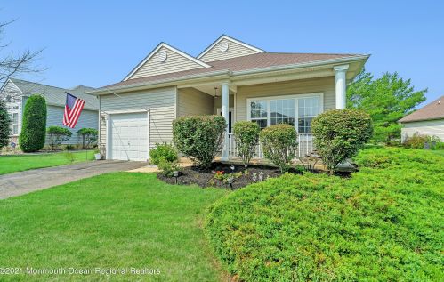 42 Ravenna Rd, Lakehurst, NJ 08759-6263