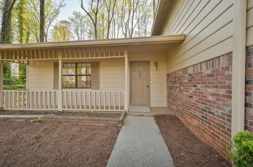 953 Medina Dr, Lilburn, GA 30047-5437