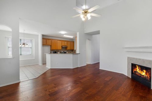 950 Grn Pond Dr, Garland TX 75040-1075 exterior