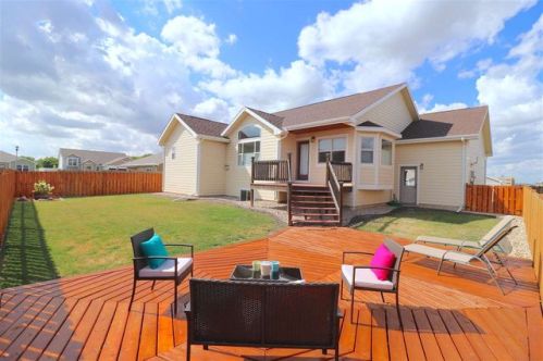 909 31st Ave, Minot, ND 58703-7028
