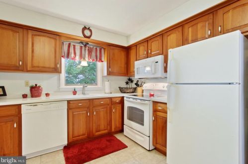 1464 Whispering Spg Dr, York PA 17408-8209 exterior