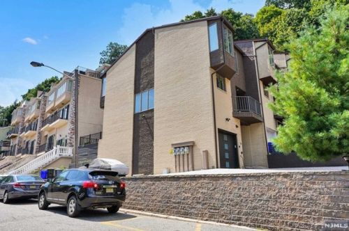 16 Veterans Way, Edgewater, NJ 07020-1553