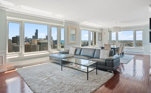 132 Delaware Pl, Chicago, IL 60611-3215