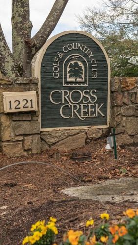 66 Montre Sq, Atlanta GA  30327-4043 exterior