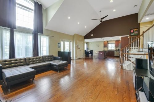 124 Briar Hills Cir, Springfield, NJ 07081-3422
