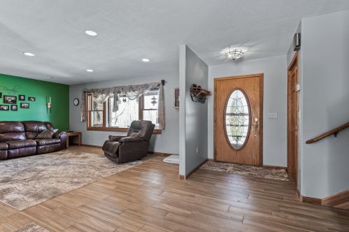 7640 Crossways Lake Dr, Columbus, MN 55025