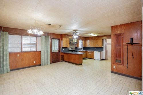2201 Mistletoe Ave, Victoria, TX 77901-3567
