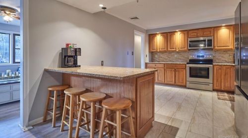 48 Center St, Windsor CT  06095-1402 exterior