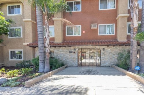 3220 Altura Ave, Glendale CA 91214-3300 exterior