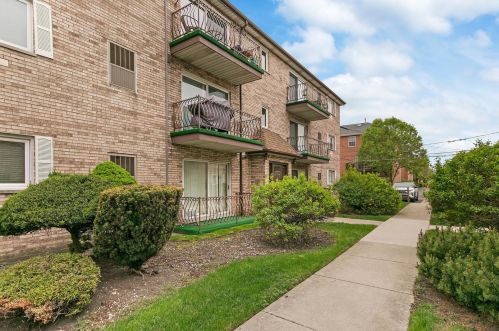 6444 Narragansett Ave, Chicago, IL 60638-5108