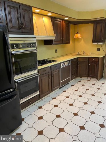 2404 10th St, Philadelphia PA 19133-1604 exterior