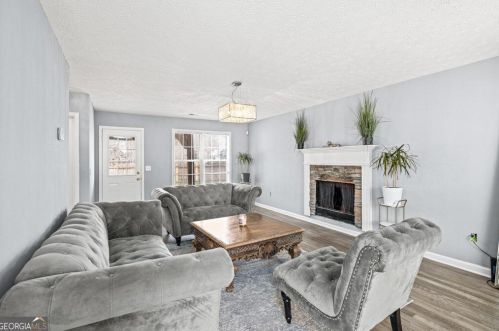 700 Manor Ridge Dr, Loganville, GA 30052-9006