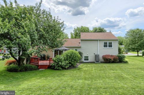 2410 Creek View Dr, Lancaster PA  17602-1450 exterior