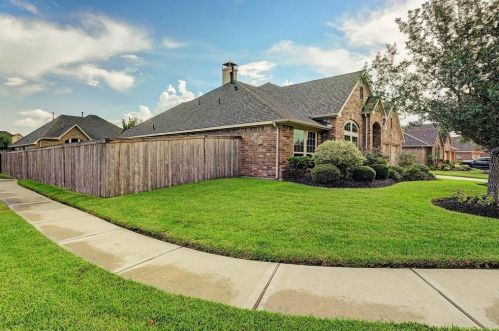 14002 Bright Glen Dr, Pearland, TX 77584-1840