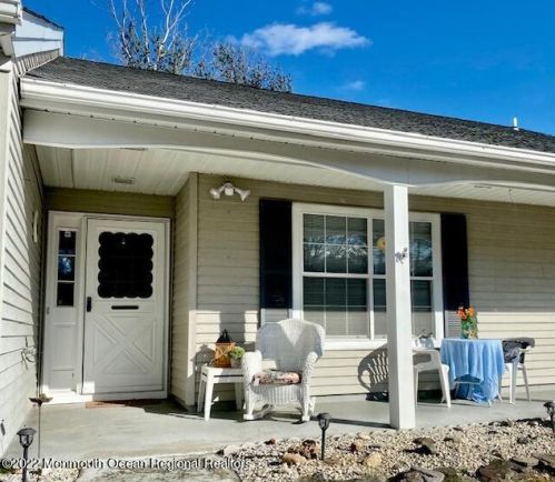 14 Lancaster Ct, Lacey, NJ 08731-5657