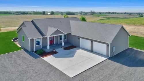 3254 Zillah Dr, Zillah, WA 98953-9639