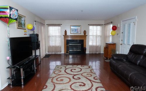228 Vasser Dr, Piscataway, NJ 08854-6631