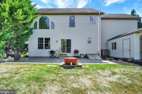 1433 Farm Cross Way, York PA  17408-8537 exterior