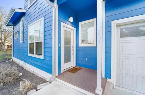 4907 Dewey St, Austin TX  78721-2511 exterior