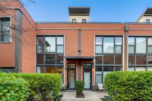 940 Crosby St, Chicago IL  60610-2402 exterior