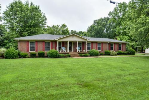 204 Sunset Dr, Waverly, TN 37185-1848