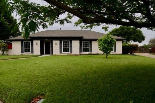 1500 Northridge Dr, Carrollton TX  75006-1428 exterior