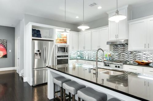 2240 Longwood Dr, Carrollton TX 75010-4911 exterior