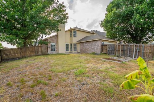 2818 Lk Vly Dr, Garland TX exterior