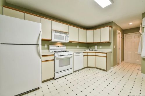 1005 Mill Pond Dr, Wapping, CT 06074-4325