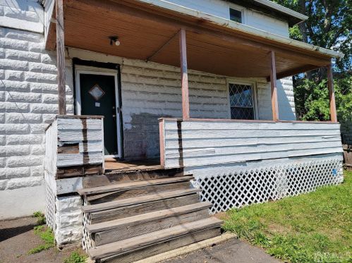 30 Smith St, Avenel, NJ 07001-1746