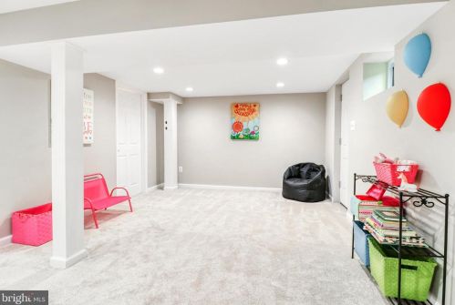 5502 Kings Park Dr, Springfield VA  22151-1106 exterior