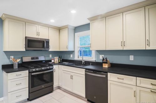 2 Glasser St, Norwalk CT  06854-4122 exterior