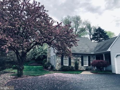 142 Bentley Ln, Lancaster PA  17603-6204 exterior