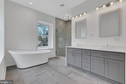 241 Kings Hwy, Tavistock NJ 08033-1981 exterior