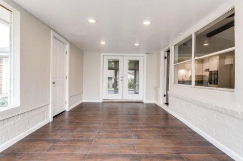 1700 Warren Ln, Fort Worth TX  76112-5723 exterior