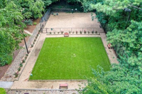 405 Bainbridge Dr, Atlanta GA  30327-4272 exterior