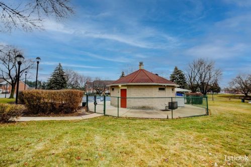 40 Tower Rd, Oak Brook IL  60523-1155 exterior